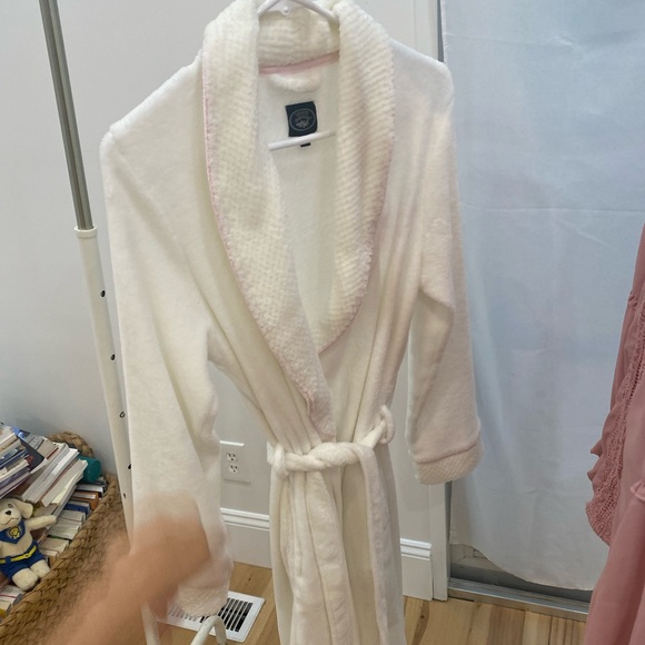 Laura Ashley fuzzy White bathrobe Sz S/M pink trim cozy #loungewear - Picture 1 of 3